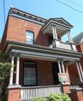 Site patrimonial du Quartier-du-Musée. Édifice situé sur la rue Champlain