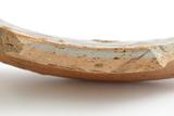 Fragment de marmite ou de pot à anse. Détail du prélèvement pour analyse