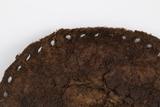 Fragment de semelle de chaussure. Détail des trous de couture