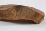 Fragment de couvercle. Détail de la pâte et du prélèvement