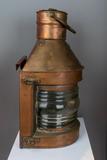 Feu de tête de mât. Vue latérale, gauche