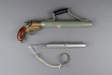 Ensemble de fusil lance-amarre. Vue générale