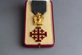 Médaille de l’ordre équestre du Saint-Sépulcre de Jérusalem. Vue avant dans son écrin