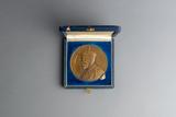 Médaille du soixantième anniversaire de la Confédération canadienne. Vue avant dans son écrin