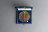 Médaille du soixantième anniversaire de la Confédération canadienne. Vue arrière dans son écrin