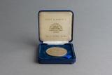 Médaille du paquebot Queen Elizabeth 2. Vue générale, dans son écrin