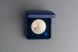Médaille du paquebot Queen Elizabeth 2. Vue arrière, dans son écrin