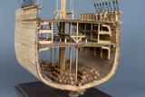 Maquette d’une coupe transversale de la coque d’un voilier au maître-bau. Vue de détail