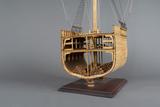 Maquette d’une coupe transversale de la coque d’un voilier au maître-bau. Vue avant