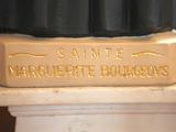 Statue religieuse (Sainte Marguerite Bourgeoys). Vue de l'inscription