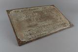 Plaque de constructeur de phares. Vue avant, en angle