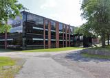 Théâtre Paul-Émile-Meloche du centre administratif et culturel de la commission scolaire des Trois-Lacs. Vue latérale