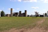 Parc de Carillon. Vue vers le monument aux héros du Long-Sault