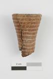 Fragments de fourneau de pipe trompette à anneaux. Côté A