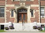 École Bishop's College School. Vue de détail de l'entrée principale