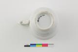 Tasse jouet. Dessous