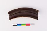 Fragment de couvercle. Dessus