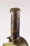 Bouteille à boisson alcoolisée de forme cylindrique allongée. Détail du goulot