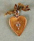 Coeur de dévotion. Vue de détail, médaille
