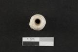 Perles. Vue du trou d'enfilage, côté A