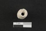 Perles. Vue du trou d'enfilage, côté B
