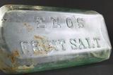Bouteille à médicament. Détail de l'inscription