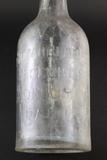 Bouteille à vin d’hémoglobine. Détail de l'inscription sur le corps