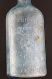 Bouteille de lait de magnésie. Détail de l'inscription sur le corps