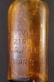 Bouteille à médicament. Détail de l'inscription sur la face avant