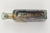 Bouteille à médicament. Détail de l'inscription «PAINKILLER»