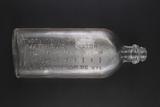 Bouteille à sirop. Détail de l'inscription côté anglais