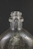 Bouteille à sirop. Détail de l'inscription sur le goulot