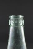 Bouteille d’eau minérale. Détail du goulot