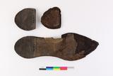 Chaussure gauche, fragments de talon vus de dessous