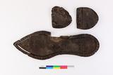 Chaussure gauche, fragments de talon vus de dessus