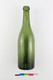 Bouteille à boisson alcoolisée de forme cylindrique. Côté B