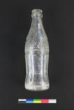 Bouteille à boisson gazeuse. Côté C