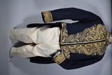 Habit (Costume protocolaire de Sir John Joseph Caldwell Abbott vers 1892). Avant du manteau et de la culotte.