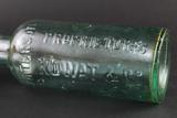Bouteille à sauce. Détail de l'inscription sur le corps