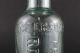 Bouteille à sauce. Détail de l'inscription sur l'épaule