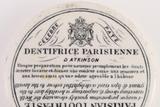 Contenant à dentifrice. Détail du texte en français