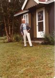 Maison Jackrabbit. Herman Smith-Johannsen devant sa maison
