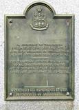 Plaque du monument du 250e anniversaire de la paroisse Saint-Louis-de-France, Vue avant