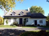 Maison de Saint-Hubert. Vue frontale de la façade principale