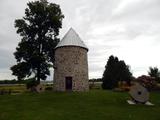 Moulin à vent de Contrecoeur. Vue frontale de la façade arrière en incluant les deux meules