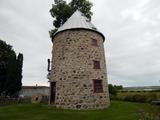 Moulin à vent de Contrecoeur. Vue d'angle de la façade arrière et la façade latérale gauche