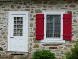 Maison Joseph-Charlebois. Porte et fenêtre, mur avant