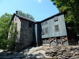 Moulin Freligh. Vue d'angle de la façade latérale gauche et la façade arrière