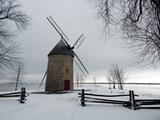 Moulin à vent de Pointe-du-Moulin. Vue d'ensemble à l'approche du bâtiment