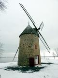 Moulin à vent de Pointe-du-Moulin. Vue d'angle de la façade principale et façade latérale gauche